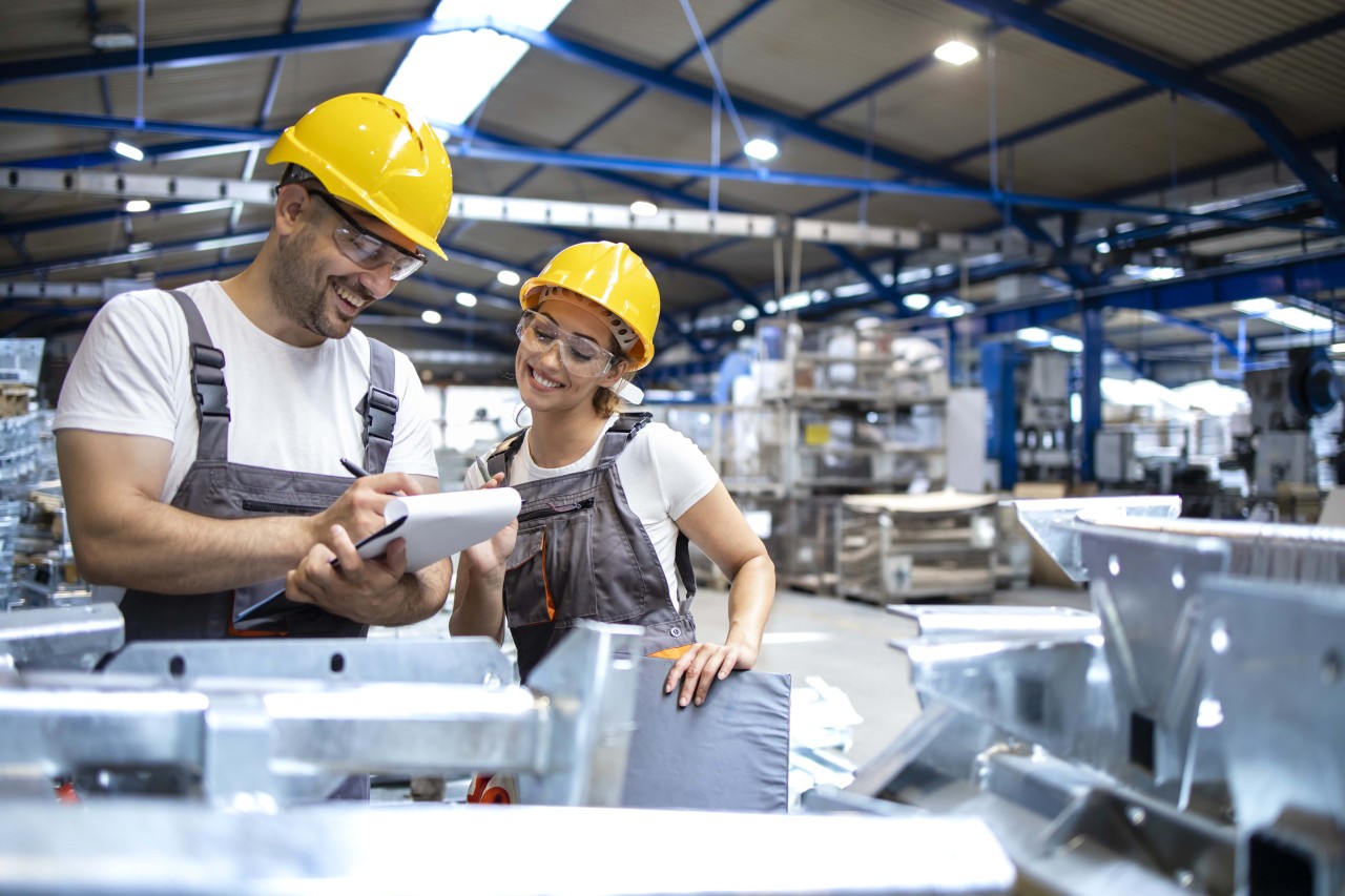 operai-di-fabbrica-che-controllano-la-qualita-dei-prodotti-nel-grande-capannone-industriale-min
